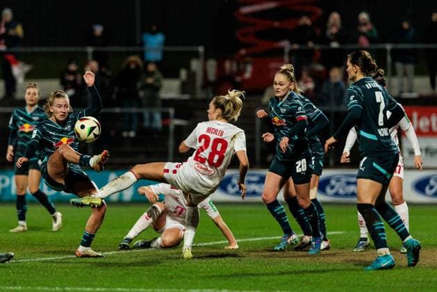 Google Pixel Frauen-Bundesliga: 1. FC Köln - RB Leipzig; 16.12.2024 Zweikampf Marlene Müller (RB Leipzig, 27), Janina Hechler (1. FC Köln, 28) Google Pixel Frauen-Bundesliga: 1. FC Köln - RB Leipzig, Köln, Franz-Kremer-Stadion am 16.12.2024 DFB REGULATIONS PROHIBIT ANY USE OF PHOTOGRAPHS AS IMAGE SEQUENCES AND OR QUASI-VIDEO. Copyright: xBEAUTIFULxSPORTS Wunderlx