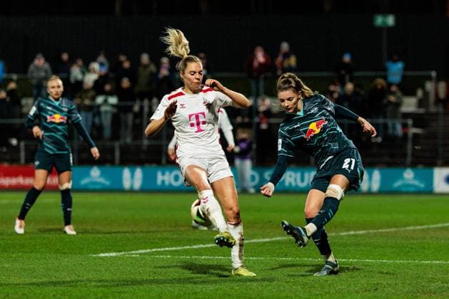 Google Pixel Frauen-Bundesliga: 1. FC Köln - RB Leipzig; 16.12.2024 Zweikampf Janina Hechler (1. FC Köln, 28), Julia Landenberger (RB Leipzig, 21) Google Pixel Frauen-Bundesliga: 1. FC Köln - RB Leipzig, Köln, Franz-Kremer-Stadion am 16.12.2024 DFB REGULATIONS PROHIBIT ANY USE OF PHOTOGRAPHS AS IMAGE SEQUENCES AND OR QUASI-VIDEO. Copyright: xBEAUTIFULxSPORTS Wunderlx