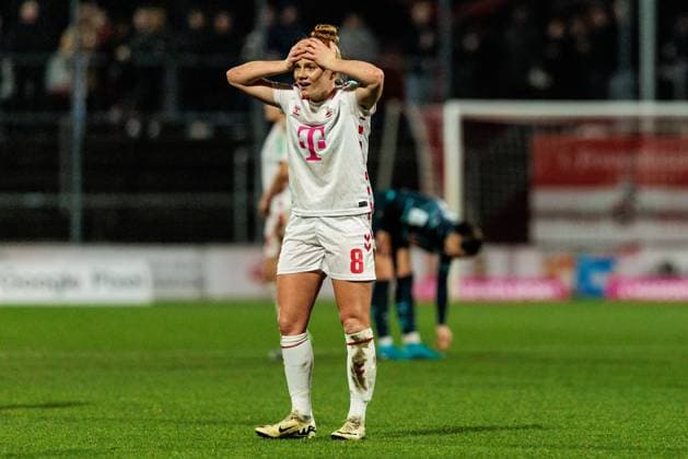Google Pixel Frauen-Bundesliga: 1. FC Köln - RB Leipzig; 16.12.2024 Laura Vogt (1. FC Köln, 8) schlägt fassungslos die Hände über dem Kopf zusammen Google Pixel Frauen-Bundesliga: 1. FC Köln - RB Leipzig, Köln, Franz-Kremer-Stadion am 16.12.2024 DFB REGULATIONS PROHIBIT ANY USE OF PHOTOGRAPHS AS IMAGE SEQUENCES AND OR QUASI-VIDEO. Copyright: xBEAUTIFULxSPORTS Wunderlx