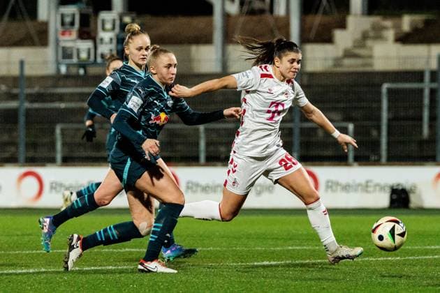 Google Pixel Frauen-Bundesliga: 1. FC Köln - RB Leipzig; 16.12.2024 Zweikampf Frederike Kempe (RB Leipzig, 2), Martyna Wiankowska (1. FC Köln, 26) Google Pixel Frauen-Bundesliga: 1. FC Köln - RB Leipzig, Köln, Franz-Kremer-Stadion am 16.12.2024 DFB REGULATIONS PROHIBIT ANY USE OF PHOTOGRAPHS AS IMAGE SEQUENCES AND OR QUASI-VIDEO. Copyright: xBEAUTIFULxSPORTS Wunderlx