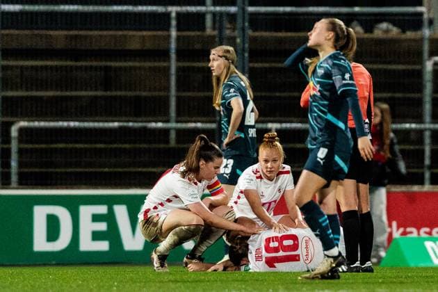 Google Pixel Frauen-Bundesliga: 1. FC Köln - RB Leipzig; 16.12.2024 Taylor Ziemer (1. FC Köln, 18) bleibt angeschlagen liegen, Adriana Achcinska (1. FC Köln, 9) und Laura Vogt (1. FC Köln, 8) sehen nach ihr Google Pixel Frauen-Bundesliga: 1. FC Köln - RB Leipzig, Köln, Franz-Kremer-Stadion am 16.12.2024 DFB REGULATIONS PROHIBIT ANY USE OF PHOTOGRAPHS AS IMAGE SEQUENCES AND OR QUASI-VIDEO. Copyright: xBEAUTIFULxSPORTS Wunderlx