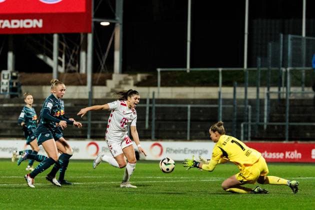 Google Pixel Frauen-Bundesliga: 1. FC Köln - RB Leipzig; 16.12.2024 Zweikampf Frederike Kempe (RB Leipzig, 2), Martyna Wiankowska (1. FC Köln, 26), Elvira Herzog (RB Leipzig, 1) Google Pixel Frauen-Bundesliga: 1. FC Köln - RB Leipzig, Köln, Franz-Kremer-Stadion am 16.12.2024 DFB REGULATIONS PROHIBIT ANY USE OF PHOTOGRAPHS AS IMAGE SEQUENCES AND OR QUASI-VIDEO. Copyright: xBEAUTIFULxSPORTS Wunderlx