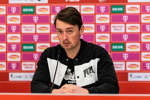 Google Pixel Frauen-Bundesliga: 1. FC Köln - RB Leipzig; 16.12.2024 Jonas Stephan (Trainer RB Leipzig) während der Pressekonferenz Google Pixel Frauen-Bundesliga: 1. FC Köln - RB Leipzig, Köln, Franz-Kremer-Stadion am 16.12.2024 DFB REGULATIONS PROHIBIT ANY USE OF PHOTOGRAPHS AS IMAGE SEQUENCES AND OR QUASI-VIDEO. Copyright: xBEAUTIFULxSPORTS Wunderlx