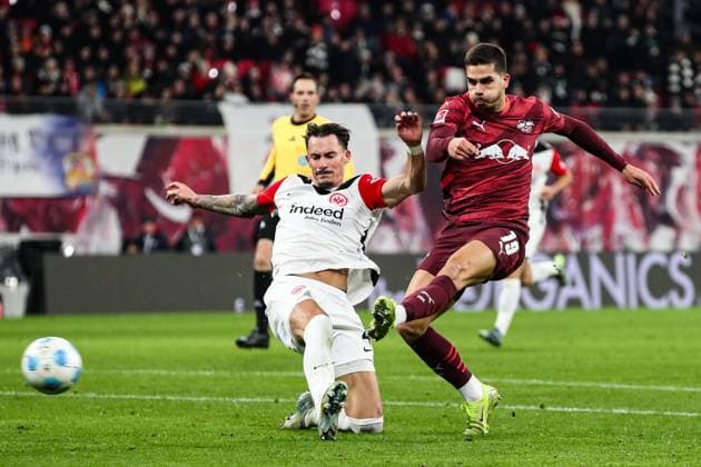 Andre Silva (RB Leipzig,19) gegen Robin Koch (Eintracht Frankfurt,4) - 1. Fussball Bundesliga Saison 2024-2025 Punktspiel RB Leipzig vs.Eintracht Frankfurt in der Red Bull Arena in Leipzig - Aktion,Fussball,Deutschland,Mann,Männer,15.12.2024