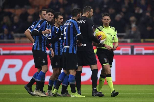 Internazionale v Atalanta - Serie A - Giuseppe Meazza January 11, 2020, Milan, United Kingdom: Inter players protest to the referee Gianluca Rocchi following his decision to award Atalanta a late penalty during the Serie A match at Giuseppe Meazza, Milan. Picture date: 11th January 2020. Picture credit should read: Jonathan Moscrop Sportimage Milan United Kingdom EDITORIAL USE ONLY Copyright: xx ZUMA-20200111_zaf_si1_354.jpg JonathanxMoscropx csmphototwo639664