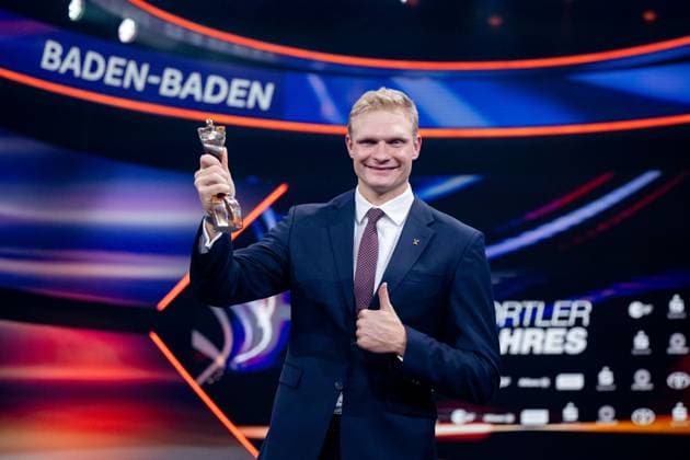 Oliver Zeidler (Rudern Einer, Olympiasieger Paris 2024) mit dem Preis zum Sportler des Jahres 2024, GER, Sportler des Jahres 2024, Gala im Kurhaus Baden Baden, 15.12.2024 GER, Sportler des Jahres 2024, Gala im Kurhaus Baden Baden, 15.12.2024 Baden Baden *** Oliver Zeidler Rowing Single, Olympic Champion Paris 2024 with the Sportsman of the Year Award 2024, GER, Sportsman of the Year 2024, Gala at the Kurhaus Baden Baden, 15 12 2024 GER, Sportsman of the Year 2024, Gala at the Kurhaus Baden Baden Baden, 15 12 2024 Baden Baden Copyright: xEibner-Pressefoto Memmlerx EP_MMR