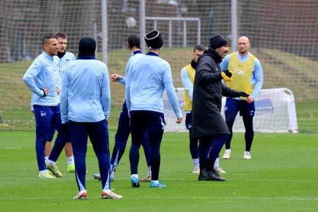 DEU, DFL, 2. FBL Hertha BSC, Training, 17.12.2024, Sportforum, Berlin, DEU, DFL, 2. FBL Hertha BSC, Training, im Bild Cheftrainer Cristian Fiel (Hertha BSC Berlin), Hertha-Spielerkreis DFL - regulations prohibit any use of Photographs as image sequences and or quasi-video Foto: Juergen Engler nordphoto GmbH