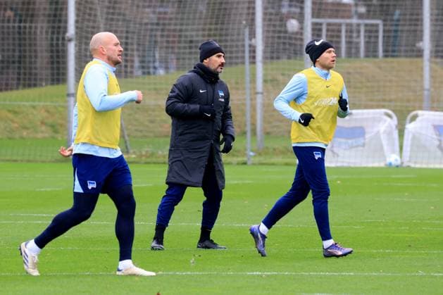 DEU, DFL, 2. FBL Hertha BSC, Training, 17.12.2024, Sportforum, Berlin, DEU, DFL, 2. FBL Hertha BSC, Training, im Bild Cheftrainer Cristian Fiel (Hertha BSC Berlin), Jon Dabur Thorsteinsson (Hertha BSC Berlin 24), Toni Leistner (Hertha BSC Berlin 37) DFL - regulations prohibit any use of Photographs as image sequences and or quasi-video Foto: Juergen Engler nordphoto GmbH