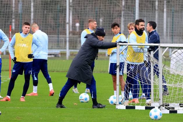 DEU, DFL, 2. FBL Hertha BSC, Training, 17.12.2024, Sportforum, Berlin, DEU, DFL, 2. FBL Hertha BSC, Training, im Bild Cheftrainer Cristian Fiel (Hertha BSC Berlin), Smail Prevljak (Hertha BSC Berlin 9) DFL - regulations prohibit any use of Photographs as image sequences and or quasi-video Foto: Juergen Engler nordphoto GmbH