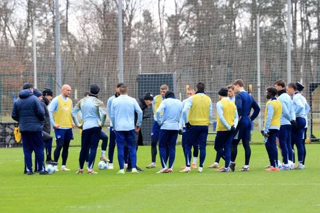 DEU, DFL, 2. FBL Hertha BSC, Training, 17.12.2024, Sportforum, Berlin, DEU, DFL, 2. FBL Hertha BSC, Training, im Bild Cheftrainer Cristian Fiel (Hertha BSC Berlin), Hertha-Spielerkreis DFL - regulations prohibit any use of Photographs as image sequences and or quasi-video Foto: Juergen Engler nordphoto GmbH