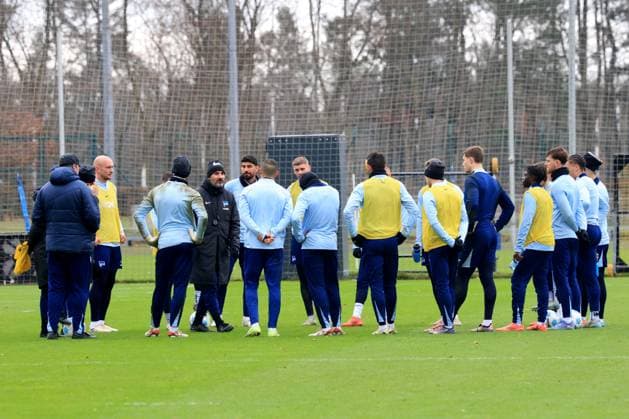 DEU, DFL, 2. FBL Hertha BSC, Training, 17.12.2024, Sportforum, Berlin, DEU, DFL, 2. FBL Hertha BSC, Training, im Bild Cheftrainer Cristian Fiel (Hertha BSC Berlin), Hertha-Spielerkreis DFL - regulations prohibit any use of Photographs as image sequences and or quasi-video Foto: Juergen Engler nordphoto GmbH