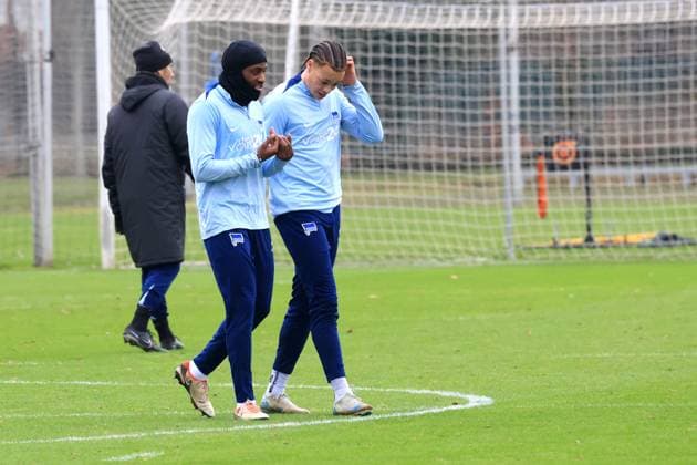 DEU, DFL, 2. FBL Hertha BSC, Training, 17.12.2024, Sportforum, Berlin, DEU, DFL, 2. FBL Hertha BSC, Training, im Bild Deyovaisio Zeefuik (Hertha BSC Berlin 42), Derry Scherhant (Hertha BSC Berlin 39) DFL - regulations prohibit any use of Photographs as image sequences and or quasi-video Foto: Juergen Engler nordphoto GmbH