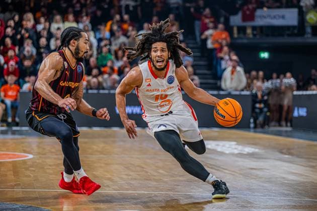 Sport Themen der Woche KW51 Sport Bilder des Tages Basketball Champions League, Saison 2024 2025, Herren, Hauptrunde, 6. Spieltag, 17.12.2024, RASTA Vechta - Galatasaray Istanbul Tyger Campbell ( 10 - RASTA Vechta) in Aktion gegen Otis Livingston ( 0 - Galatasaray Istanbul) Vechta RASTA Dome Niedersachsen Deutschland *** Basketball Champions League, Season 2024 2025, Men, Main Round, Matchday 6, 17 12 2024, RASTA Vechta Galatasaray Istanbul Tyger Campbell 10 RASTA Vechta in action against Otis Livingston 0 Galatasaray Istanbul Vechta RASTA Dome Lower Saxony Germany