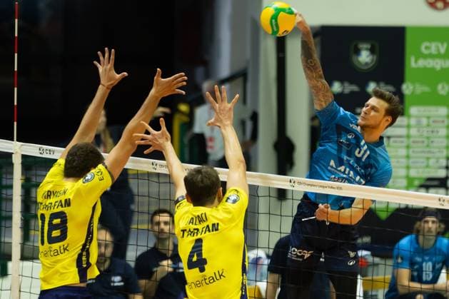 Arthur Szwarc(Mint Vero Volley Monza) during round 4 of Champions League Men between Mint VeroVolley Monza and Fenerbahce Istanbul at Opiquad Arena, Monza, Italy on December 17, 2024 during Vero Volley Monza vs Fenerbahce Medicano Istanbul, CEV Champions League volleyball match in Monza, Italy, December 17 2024  Copyright: xValerioxOrigo IPAxSportx xipa-agency.netx xx IPA_52473542 IPA_Agency_IPA52473542