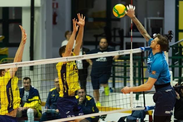 Arthur Szwarc (Mint Vero Volley Monza) during round 4 of Champions League Men between Mint VeroVolley Monza and Fenerbahce Istanbul at Opiquad Arena, Monza, Italy on December 17, 2024 during Vero Volley Monza vs Fenerbahce Medicano Istanbul, CEV Champions League volleyball match in Monza, Italy, December 17 2024  Copyright: xValerioxOrigo IPAxSportx xipa-agency.netx xx IPA_52473548 IPA_Agency_IPA52473548