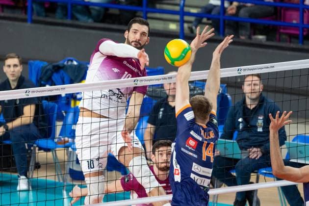 PGE Projekt Warszawa - ACH Volley Ljubljana 17.12.2024 Warsaw, men volleyball , CEV Champions League , game PGE Projekt Warszawa - ACH Woley Ljubljana image shows: Jurij Semeniuk ( Yuri ) (L) Saso Stalekar (R) Copyright: xFotostykxPhotoxAgencyx 20241217FCTKP110