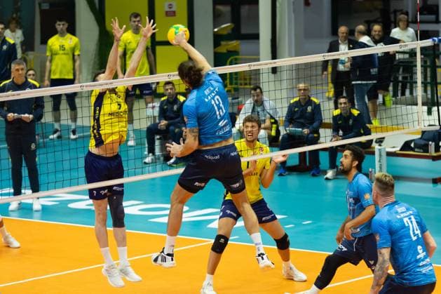 VOLLEY - Champions League Men - Vero Volley Monza vs Fenerbahce Medicano Istanbul Thomas Beretta (Mint Vero Volley Monza) during round 4 of Champions League Men between Mint VeroVolley Monza and Fenerbahce Istanbul at Opiquad Arena, Monza, Italy on December 17, 2024 during Vero Volley Monza vs Fenerbahce Medicano Istanbul, CEV Champions League volleyball match in Monza, Italy, December 17 2024 Monza Italy  Copyright: xIPAxSport ABACAx