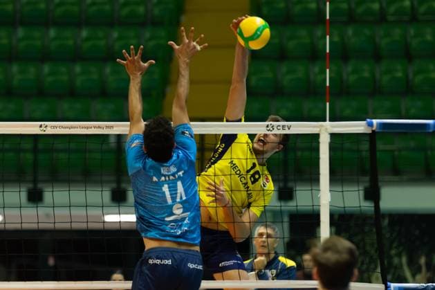 KARYAGIN Denis (Fenerbahce Medicana Istanbul) during round 4 of Champions League Men between Mint VeroVolley Monza and Fenerbahce Istanbul at Opiquad Arena, Monza, Italy on December 17, 2024 during Vero Volley Monza vs Fenerbahce Medicano Istanbul, CEV Champions League volleyball match in Monza, Italy, December 17 2024  Copyright: xValerioxOrigo IPAxSportx xipa-agency.netx xx IPA_52477512 IPA_Agency_IPA52477512