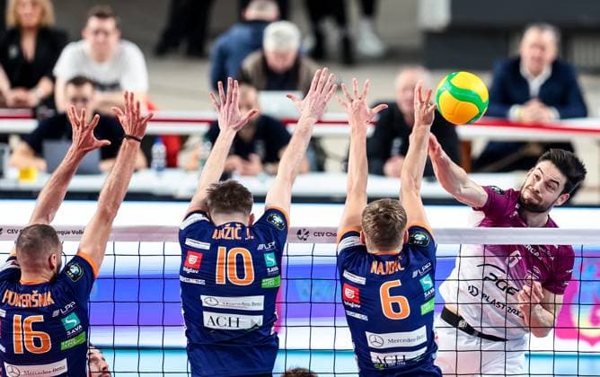 PGE Projekt Warszawa vs ACH Volley Ljubljana - Champions League Janz Janez Krzic , Nejc Najdic , Tobias Christian Brand during CEV Volleyball Men Champions League match PGE Projekt Warszawa vs ACH Volley Ljubljana in Warsaw Poland on 17 December 2024. Warsaw Poland  Copyright: xFotoxOlimpikx originalFilename:jastrzebowski-pgeproje241217_npHIt.jpg