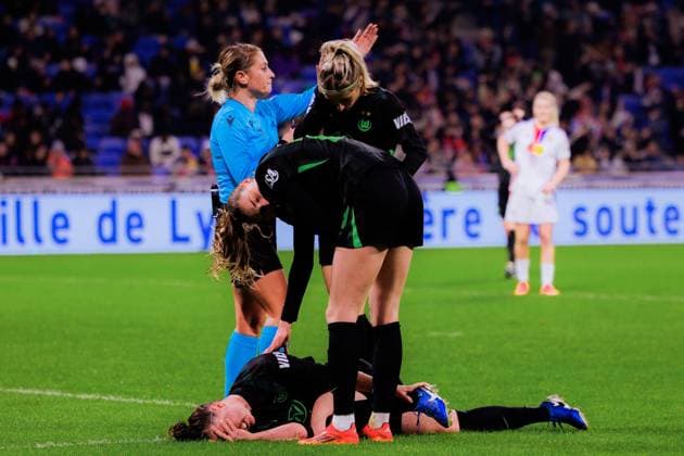 Lyon, France Marina Hegering (31 Wolfsburg) injured during the UEFA Women?s Champions League game between Olympique Lyonnais and VfL Wolfsburg at Groupama Stadium in Lyon, France. (Pauline FIGUET SPP) Copyright: xPaulinexFIGUETx xSPPx spp-en-PaFiSp-PF_OLWOB1966