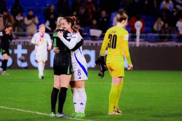 Lyon, France Kathrin Hendrich (4 Wolfsburg) and Sara Dabritz (8 Olympique Lyonnais) during the UEFA Women?s Champions League game between Olympique Lyonnais and VfL Wolfsburg at Groupama Stadium in Lyon, France. (Pauline FIGUET SPP) Copyright: xPaulinexFIGUETx xSPPx spp-en-PaFiSp-PF_OLWOB1980