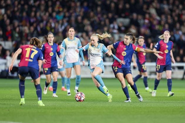 Barcelona, Spain, December 18th 2024: Laura Blindkilde Brown (19 Manchester City) and Patri Guijarro (12 FC Barcelona, Barca in action during the UEFA Womens Champions League football match between FC Barcelona and Manchester City at the Estadi Olimpic Lluis Companys in Barcelona, Spain (Judit Cartiel SPP) Copyright: xJuditxCartielx xSPPx spp-en-JuCaSp-JUCA0778