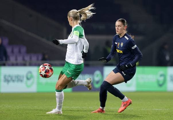 WOMEN SOCCER - UEFA CL, St.Poelten vs Hammarby VIENNA,AUSTRIA,18.DEC.24 - WOMEN SOCCER - UEFA Women s Champions League, group stage, SKN Sankt Poelten vs Hammarby IF. Image shows Alice Carlsson (Hammarby) and Valentina Maedl (St.Poelten).  GEPAxpictures xWalterxLuger