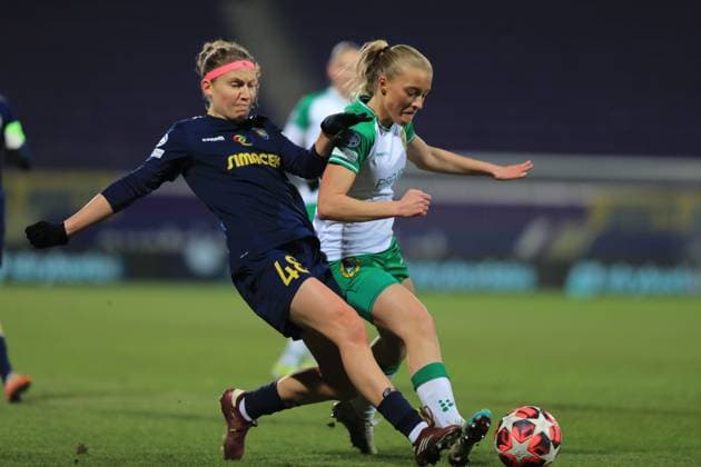 Vienna Austria, December 18th, 2024: Kamila Dubcova (48 SKN St Polten) blocking a Hammarby player during the UEFA Womens European Champions League match St Polten vs Hammarby at Viola Park Tom Seiss SPP (Tom Seiss SPP) Copyright: xTomxSeissx xSPPx spp-en-ToSeSp-20241217 St Polten vs Hammarby-6395