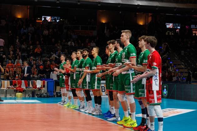 das Team von Greenyard Maaseik, BRVolleys vs Greenyard Maaseik, Champions League, 2024_12_18 Berlin Berlin Land Copyright: xFootxBowl ThomasxSobotzkix