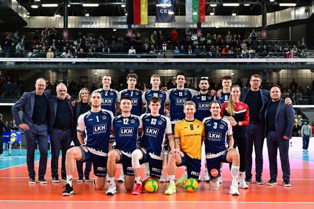 Volleyball I Herren I Saison 2024-2025 I Champions League Volley I 4th Round Leg 4 CLVM 84 I SVG Lüneburg - Levski SOFIA I 18.12.2024 Teamfoto Spieler hinten v. L n r Blake Gregory Leeson (2, SVG Lüneburg), Joscha Kunstmann (7, SVG Lüneburg), Axel Valdemar Juul Larsen (18, SVG Lüneburg), Xander Wolf Wassenaar Ketrzynski (11, SVG Lüneburg), Lorenz Karlitzek (10, SVG Lüneburg), Theo Mohwinkel (8, SVG Lüneburg), Stefan Hübner Headcoach (SVG Lüneburg) Spieler vorn v l n r Simon Torwie (1, SVG Lüneburg), Cole Ketrzynski (12, SVG Lüneburg), Neo Laumann (13, SVG Lüneburg), Gage Thomas Wortley (6, SVG Lüneburg), Michael Patrick Wright (3, SVG Lüneburg) Lüneburg LKH Arena Niedersachsen Deutschland Copyright: xLobeca AndreasxHannigx