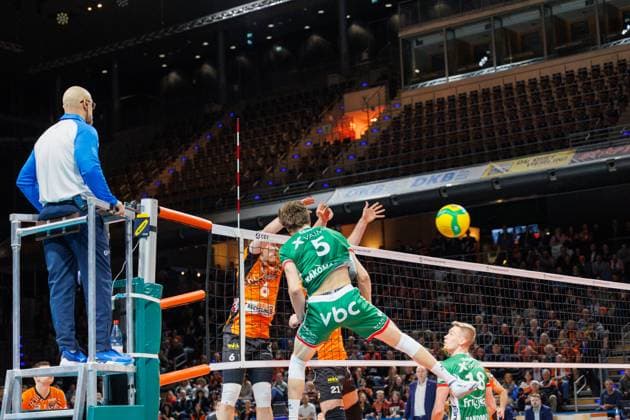 Johannes Tille (BR Volleys, 06) kann den Ball von Cody Kessel (VC Greenyard Maaseik, 05), abwehren, BRVolleys vs Greenyard Maaseik, Champions League, 2024_12_18 Berlin Berlin Land Copyright: xFootxBowl ThomasxSobotzkix