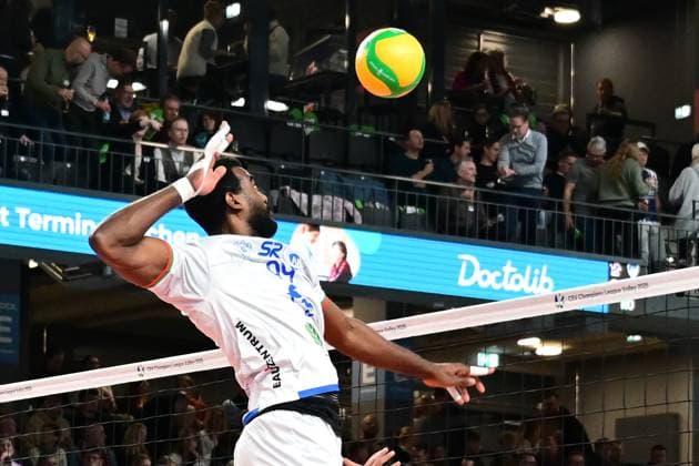 Volleyball I Herren I Saison 2024-2025 I Champions League Volley I 4th Round Leg 4 CLVM 84 I SVG Lüneburg - Levski SOFIA I 18.12.2024 Livan OSORIA RODRIGUEZ (99, Levski SOFIA) beim Einschlagen warm up Lüneburg LKH Arena Niedersachsen Deutschland Copyright: xLobeca AndreasxHannigx