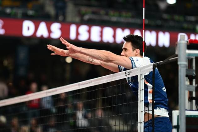 Volleyball I Herren I Saison 2024-2025 I Champions League Volley I 4th Round Leg 4 CLVM 84 I SVG Lüneburg - Levski SOFIA I 18.12.2024 Xander Wolf Wassenaar Ketrzynski (11, SVG Lüneburg) beim warm up Lüneburg LKH Arena Niedersachsen Deutschland Copyright: xLobeca AndreasxHannigx