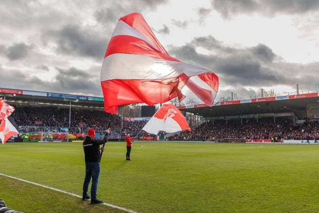 Vor dem Anpfiff schwenken Cottbus Fans auf dem Spielfeld große Fahnen; GER, FC Energie Cottbus vs. FC Hansa Rostock, Fußball, Männer, 3. Liga, 18.Spieltag, Spielzeit 2024 2025, 15.12.2024 Cottbus LEAG Energie Stadion Brandenburg Deutschland