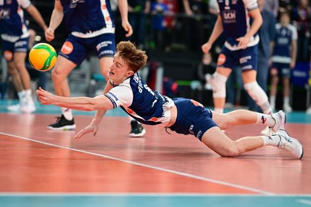 Volleyball I Herren I Saison 2024-2025 I Champions League Volley I 4th Round Leg 4 CLVM 84 I SVG Lüneburg - Levski SOFIA I 18.12.2024 Spektakulärer Einsatz von Oskar Alve Espeland (9, SVG Lüneburg) Lüneburg LKH Arena Niedersachsen Deutschland Copyright: xLobeca AndreasxHannigx