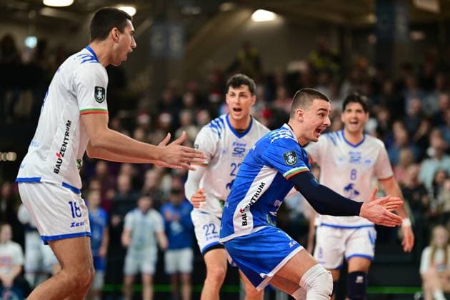 Volleyball I Herren I Saison 2024-2025 I Champions League Volley I 4th Round Leg 4 CLVM 84 I SVG Lüneburg - Levski SOFIA I 18.12.2024 Konstantin CHIPEV (7, Levski SOFIA) freut sich mit dem Team Jubel, Begeisterung, Enthusiasmus, Euphorie, Freude, Glücksgefühl, Heiterkeit bei: Lüneburg LKH Arena Niedersachsen Deutschland Copyright: xLobeca AndreasxHannigx
