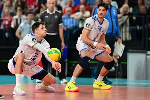 Volleyball I Herren I Saison 2024-2025 I Champions League Volley I 4th Round Leg 4 CLVM 84 I SVG Lüneburg - Levski SOFIA I 18.12.2024 Starke Annahme von Julius FIRKAL (22, Levski SOFIA), Todor SKRIMOV (8, Levski SOFIA) staunt Lüneburg LKH Arena Niedersachsen Deutschland Copyright: xLobeca AndreasxHannigx