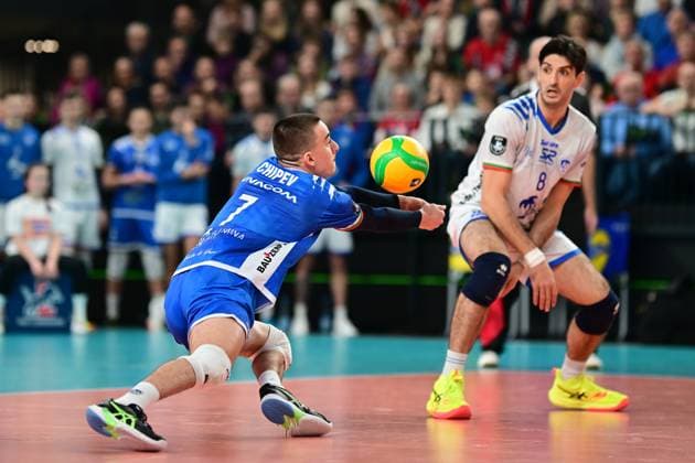 Volleyball I Herren I Saison 2024-2025 I Champions League Volley I 4th Round Leg 4 CLVM 84 I SVG Lüneburg - Levski SOFIA I 18.12.2024 Konstantin CHIPEV (7, Levski SOFIA) macht sich lang für die Annahme - Todor SKRIMOV (8, Levski SOFIA) sichert ab Lüneburg LKH Arena Niedersachsen Deutschland Copyright: xLobeca AndreasxHannigx