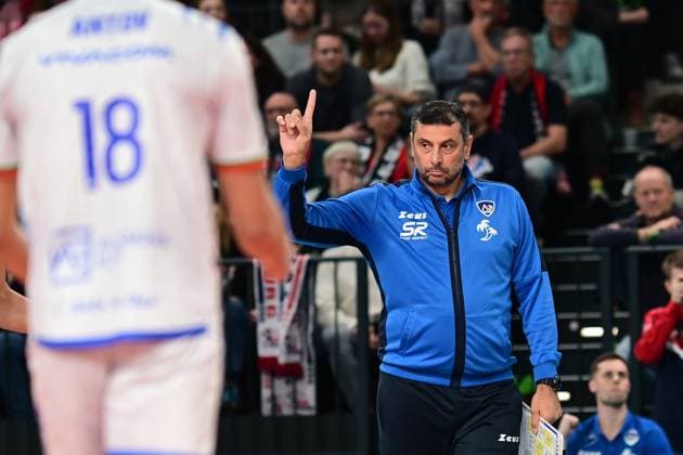Volleyball I Herren I Saison 2024-2025 I Champions League Volley I 4th Round Leg 4 CLVM 84 I SVG Lüneburg - Levski SOFIA I 18.12.2024 Nikolay JELIAZKOV (Levski SOFIA Alternative Schreibweise: Nilolay Zhelyazkov) hebt mahnend den Zeigefinger Lüneburg LKH Arena Niedersachsen Deutschland Copyright: xLobeca AndreasxHannigx