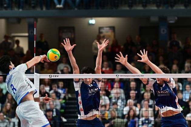 Volleyball I Herren I Saison 2024-2025 I Champions League Volley I 4th Round Leg 4 CLVM 84 I SVG Lüneburg - Levski SOFIA I 18.12.2024 Hier legt Todor SKRIMOV (8, Levski SOFIA) den Ball clever am Block von =l1!= und Joscha Kunstmann (7, SVG Lüneburg) vorbei Lüneburg LKH Arena Niedersachsen Deutschland Copyright: xLobeca AndreasxHannigx