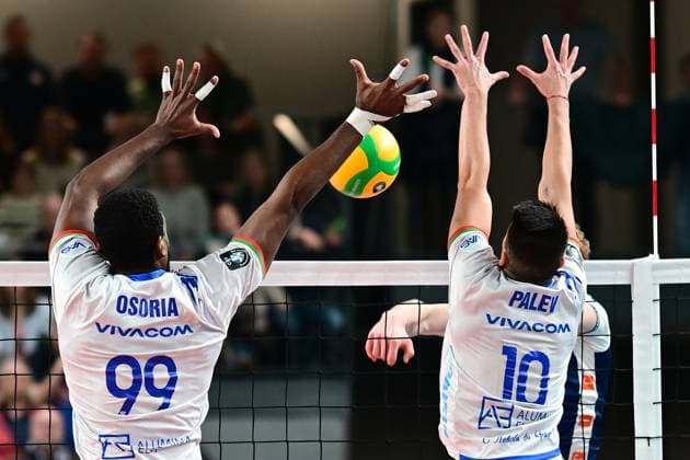 Volleyball I Herren I Saison 2024-2025 I Champions League Volley I 4th Round Leg 4 CLVM 84 I SVG Lüneburg - Levski SOFIA I 18.12.2024 Kein Durchkommen beim Doppelblock von Livan OSORIA RODRIGUEZ (99, Levski SOFIA) und Stoil PALEV (10, Levski SOFIA) Lüneburg LKH Arena Niedersachsen Deutschland Copyright: xLobeca AndreasxHannigx