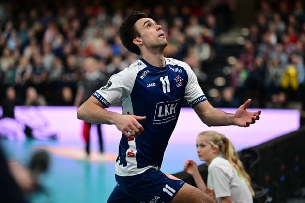 Volleyball I Herren I Saison 2024-2025 I Champions League Volley I 4th Round Leg 4 CLVM 84 I SVG Lüneburg - Levski SOFIA I 18.12.2024 Xander Wolf Wassenaar Ketrzynski (11, SVG Lüneburg) verlässt das Spielfeld um einen weiten Abpraller-Ball noch zurück zu bringen - leider vergeblich Lüneburg LKH Arena Niedersachsen Deutschland Copyright: xLobeca AndreasxHannigx