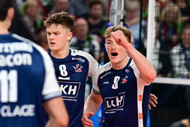 Volleyball I Herren I Saison 2024-2025 I Champions League Volley I 4th Round Leg 4 CLVM 84 I SVG Lüneburg - Levski SOFIA I 18.12.2024 Theo Mohwinkel (8, SVG Lüneburg) und Oskar Alve Espeland (9, SVG Lüneburg) treiben die Lüneburger nach vorn Lüneburg LKH Arena Niedersachsen Deutschland Copyright: xLobeca AndreasxHannigx
