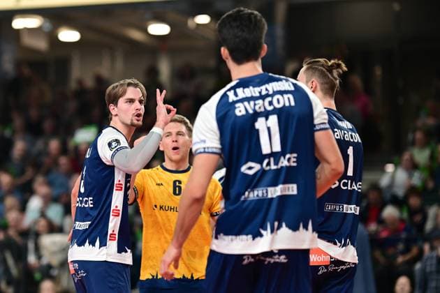 Volleyball I Herren I Saison 2024-2025 I Champions League Volley I 4th Round Leg 4 CLVM 84 I SVG Lüneburg - Levski SOFIA I 18.12.2024 Michael Patrick Wright (3, SVG Lüneburg) zeigt an, wie er den Letzten Schlag von Xander Wolf Wassenaar Ketrzynski (11, SVG Lüneburg) fand Lüneburg LKH Arena Niedersachsen Deutschland Copyright: xLobeca AndreasxHannigx