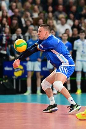 Volleyball I Herren I Saison 2024-2025 I Champions League Volley I 4th Round Leg 4 CLVM 84 I SVG Lüneburg - Levski SOFIA I 18.12.2024 Konstantin CHIPEV (7, Levski SOFIA) mit der Ballannahme Lüneburg LKH Arena Niedersachsen Deutschland Copyright: xLobeca AndreasxHannigx