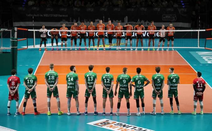 Begrüßung der Mannschaften vor Spielbeginn Volleyball CEV Champions League Herren Saison 2024 2025 18.12.2024 BR Volleys Berlin BRV vs. Greenyard Maaseik