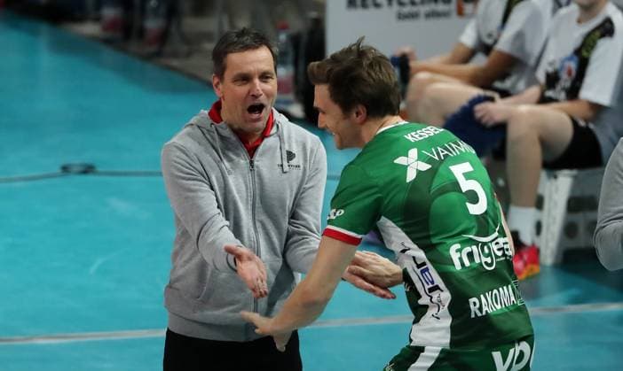 Trainer Guido Görtzen, Cody Kessel Aktion Oberkörper Volleyball CEV Champions League Herren Saison 2024 2025 18.12.2024 BR Volleys Berlin BRV vs. Greenyard Maaseik