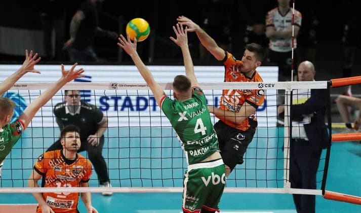 Moritz Reichert im Angriff, Renet Vanker Zweikampf Spielszene Aktion Volleyball CEV Champions League Herren Saison 2024 2025 18.12.2024 BR Volleys Berlin BRV vs. Greenyard Maaseik