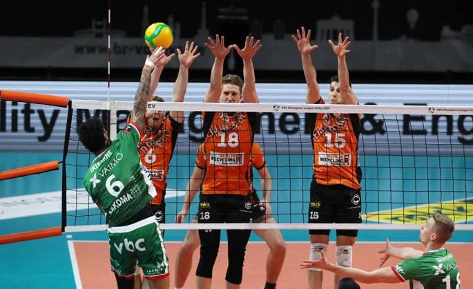 Francisco Iribarne im Angriff, Johannes Tille, Florian Krage, Moritz Reichert Zweikampf Spielszene Aktion Volleyball CEV Champions League Herren Saison 2024 2025 18.12.2024 BR Volleys Berlin BRV vs. Greenyard Maaseik