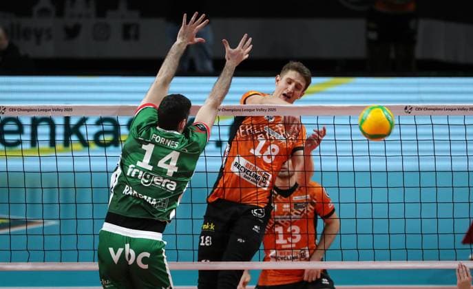 Florian Krage im Angriff, Miguel Angel Zweikampf Spielszene Aktion Volleyball CEV Champions League Herren Saison 2024 2025 18.12.2024 BR Volleys Berlin BRV vs. Greenyard Maaseik